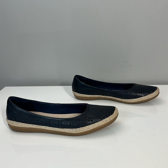 Clarks Collection Perforated Slip On Flats Danelly Art Navy Size 8W - Picture 2 of 14
